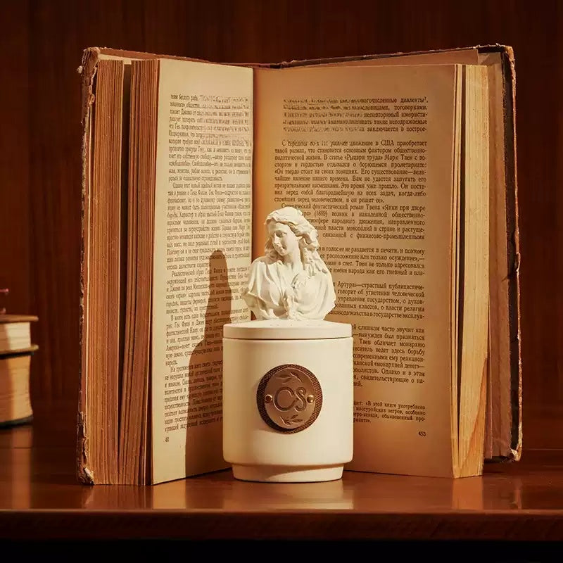 Sculpture-top diffuser jar used as room decoration and home fragrance