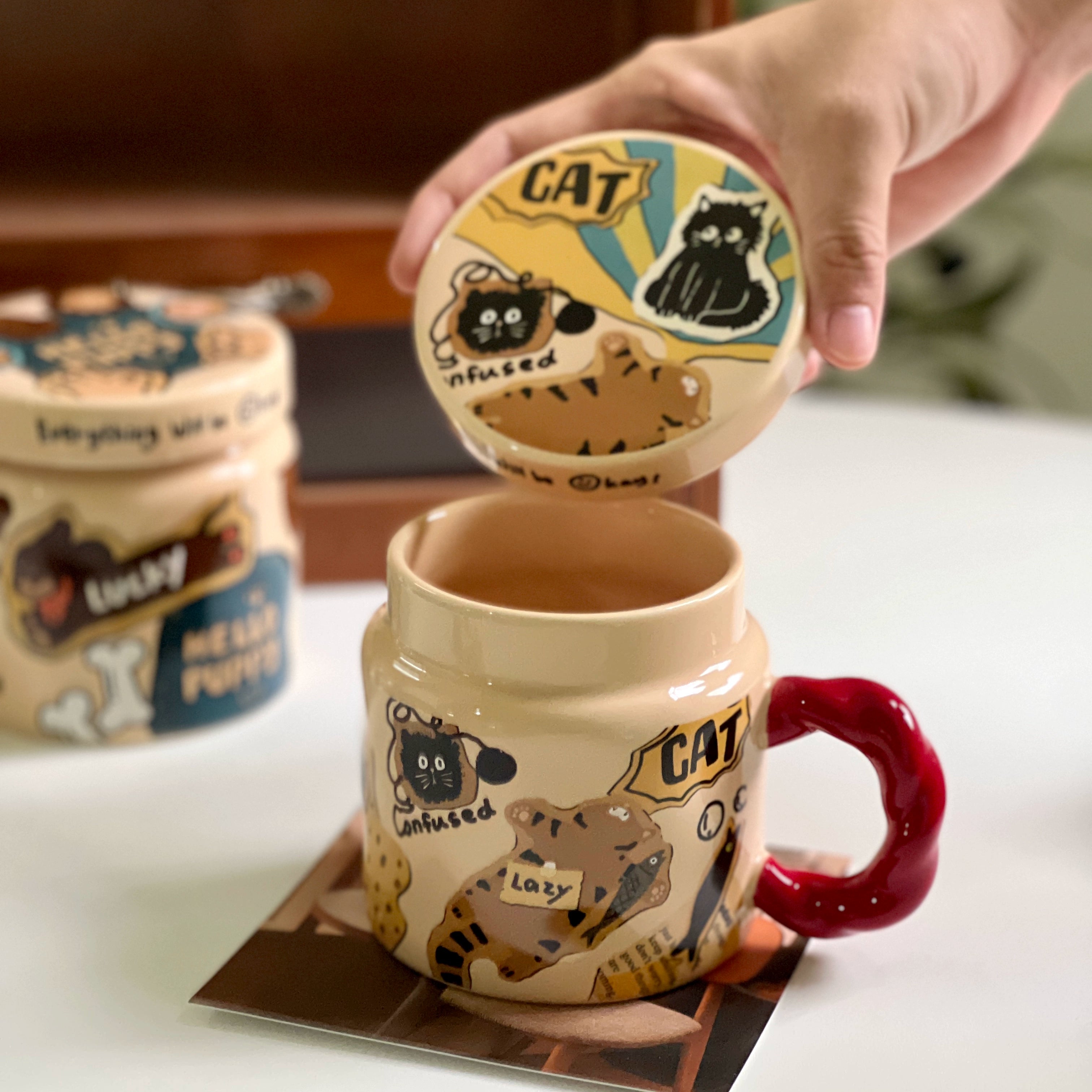 Vintage Ceramic Coffee Mug with Lid – American Retro Illustration Dog & Cat Design  Decorla